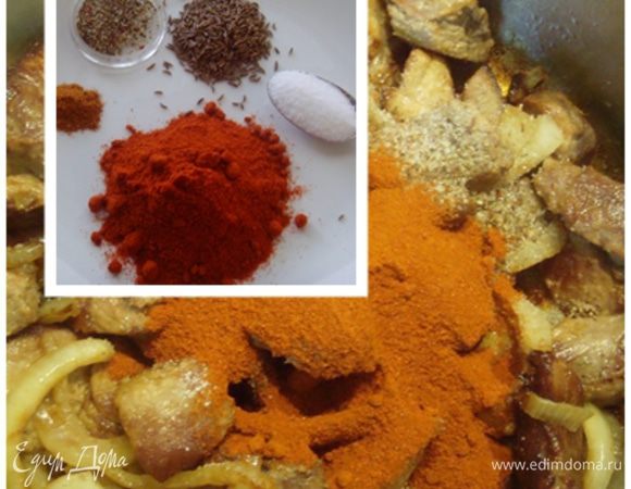 Тем временем подготовить специи и добавить их к мясу.