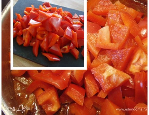 Паприку обработать и нарезать на кусочки, добавить к мясу.