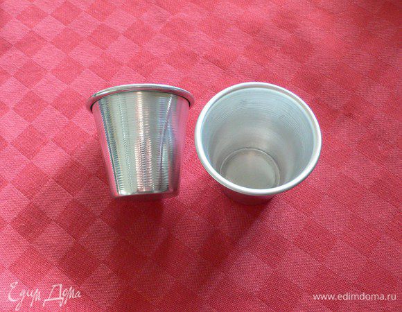 Это - формочка для неаполитанской бабки. Высота 6см, диаметр 6,5 см 
Для указанного количества  понадобятся 14 штук 

Внизу я написала 300 г коричневого сахара и 100 мл рома  - это для сиропа. 
Ром можно заменить коньяком, а коричневый сахар - обычным белым.