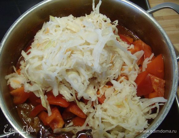 Капусту (у меня собственного засола, надо же и похвастаться))) отжать и добавить к гуляшу. Если капуста очень солёная, советую её предварительно промыть под холодной водой. Тушить 30 мин. По необходимости добавить ещё 150 мл. водички.