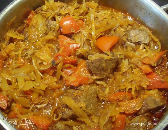 В конце тушения всыпать сахар, щепотку красной паприки, соль, перец (по необходимости). подавать с чем угодно, у меня пюрешка)). Приятного аппетита!!