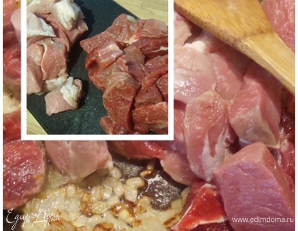 Мясо обработать, нарезать порционно.  Увеличить огонь и добавить мясо к луку. Обжарить мясо со всех сторон до золотистой корочки.