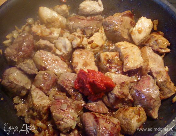 Добавить томат и около 1 мин обжарить мясо с томатом.