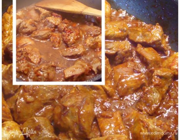 Влить половину количества вина и тушить, пока оно не выпарится. Добавить оставшееся вино и бульон, довести до кипения, накрыть крышкой и тушить на малом огне до готовности мяса.