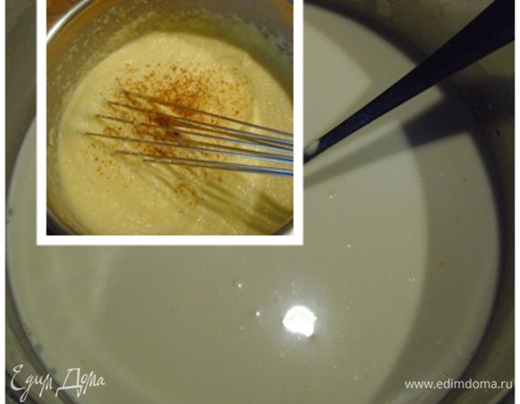 Для поленты вскипятить молоко со сливками, всыпать мелкой струйкой крупу и постоянно интенсивно помешивая варить 2 мин. пока крупа заварится и каша загустеет. Снять с огня, посолить, добавить кайенский перец.