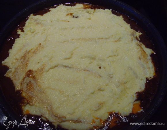 Духовку разогреть до 200°(с поддувом до 180°). Поленту распределить равномерно по мясу. Запекать  около 20 мин. до золотистого цвета. Моя сковородка выдерживает до 180° в духовке, поэтому я поставила на режим "поддув" и время соответственно сократилось до 12- 15 мин. В общем нужно наблюдать. 