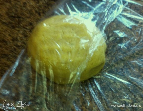 Тесто. Для этого размягченное сливочное масло размешать с сахаром, добавить 2 желтка, соль и муку. Замесить тесто. Сформировать из него комок,завернуть в пленку и поместить в холодильник на 10-15 мин.