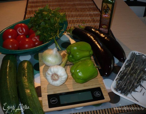 Необходимые продукты. Вместо кабачков я взяла цукини, а вместо базилика розмарин.