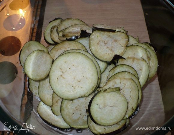 Моем баклажаны и нарезаем их тонко кружочками, солим и оставляем, чтоб ушла лишняя горечь.