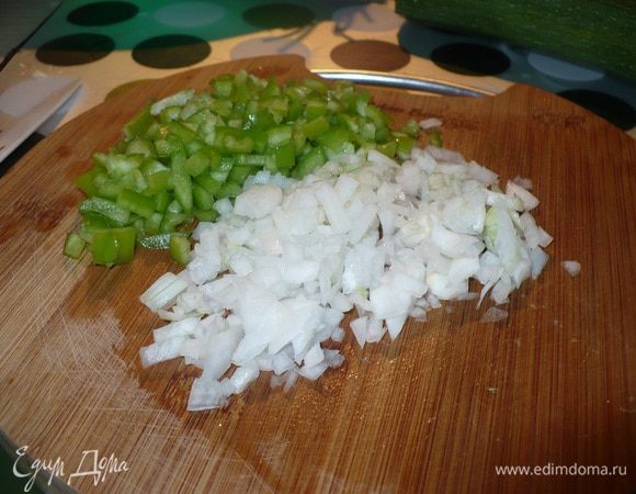 Займемся соусом: режем перец и лук, отправляем на сковороду, снасала лук, потом перец.