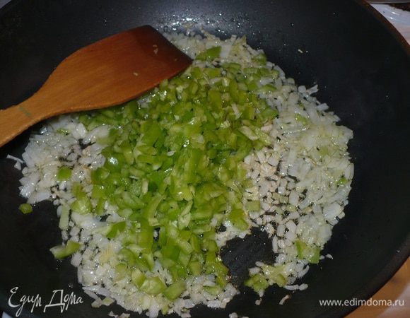 Обжариваем. Помидоры обдать кипятком, снять кожицу и на терку натереть, эту томатную смесь добавляем к луку и перцу.