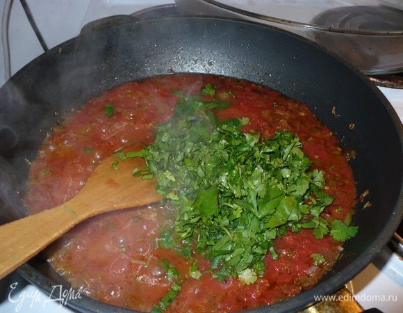 Тушим и добавляем зелень: петрушку и розмарин, протушить около 10 мин.