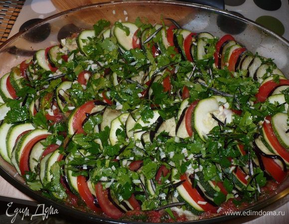 Выливаем соус в форму для запекания и выкладываем овощи, сверху выкладываем смесь чеснока с зеленью.