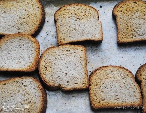 Готовим сухари. Хлеб нарезаем на ломтики и подсушиваем в духовке. Затем измельчаем скалкой или при помощи блендера.