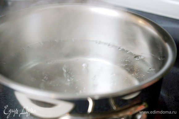 Воду для кваса необходимо брать очищенную, тогда вкус кваса будет нежнее. Кипятим 1-2 минуты.
