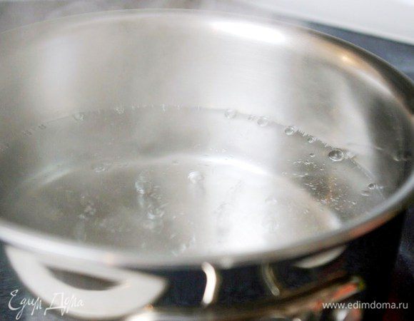 Воду для кваса необходимо брать очищенную, тогда вкус кваса будет нежнее. Кипятим 1-2 минуты.