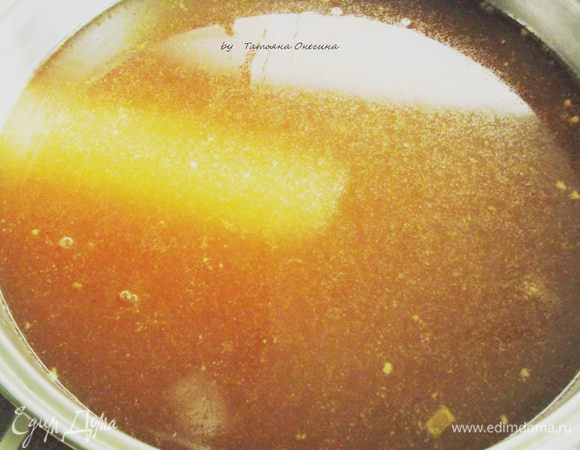 Сухари выложить в эмалированную емкость, влить подготовленный крутой кипяток, накрыть крышкой, 3-4 часа настоять (за это время перемешать несколько раз). Дрожжи заранее развести теплой водой, на 1 час оставить и затем добавить вместе с сахаром в настой сухарей. Убрать квас в теплое место на 4-12 часов – должна появиться пена и пузырьки воздуха.