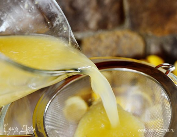 Квас процедить через марлю в емкости и убрать в холодильник, закрыв емкости крышками, пить квас можно после охлаждения. В каждую емкость добавить по пару долек лимона и 5-6 штучек изюма.

