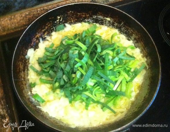 Растопить сливочное масло в глубокой сковороде. Обжарить нарубленный репчатый лук, лук-порей до мягкости.