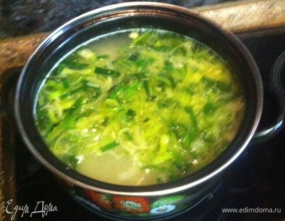 Очищенный картофель нарезать кубиками положить в кипящий бульон и варить до готовности на медленном огне. Добавить микс из лука , довести до кипения. Снять с огня.