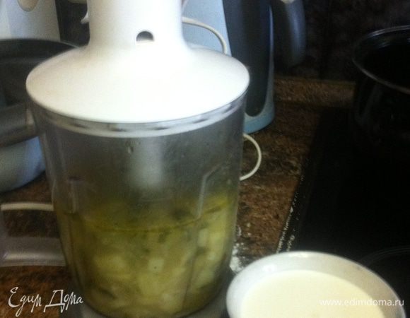 Готовый теплый суп взбить в блендере вместе с охлажденными сливками до нежного пюре.