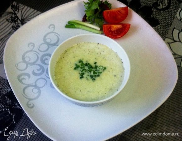 Подавать на стол можно как в теплом, так и в охлажденном состоянии, украсив мелко нарубленным зеленым луком.