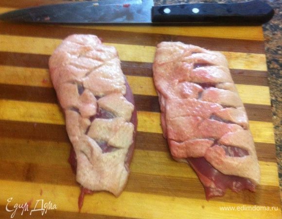 Утиную грудку со стороны кожи надрезать. Удалить сухожилия.  Посолить, поперчить.