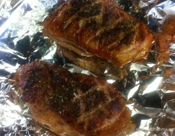 Положить на сухую раскаленную сковороду кожей вниз и обжарить 2 мин. Перевернуть на другую сторону и обжарить 3 мин. Выложить грудки на фольгу, посыпать смесью сухих трав, завернуть и поместить в духовку на 10 мин при t 200.