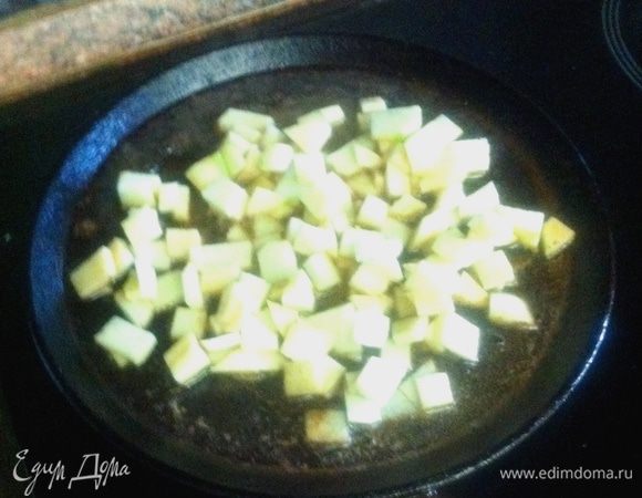 Тем временем, очистить яблоки, нарезать кубиками и тушить на сливочном масле до прозрачности. Можно добавить шафран. 
Соус:  Нагреть оставшийся после жарки грудок сок. Влить в него вино, добавить сахар. Выпарить, до густого состояния. 