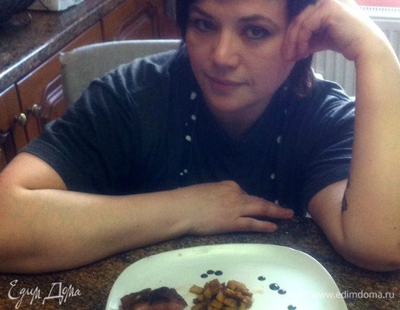 В тарелку выложить нарезанное филе, яблоки, полить соусом.