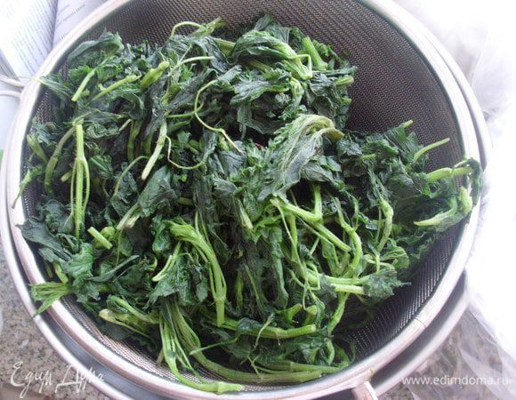 Отварить крапиву, сложив в кипящую воду и доведя до кипения. Откинуть на дуршлаг и дать немного остыть. Для песто понадобится 160 грамм отварной крапивы.