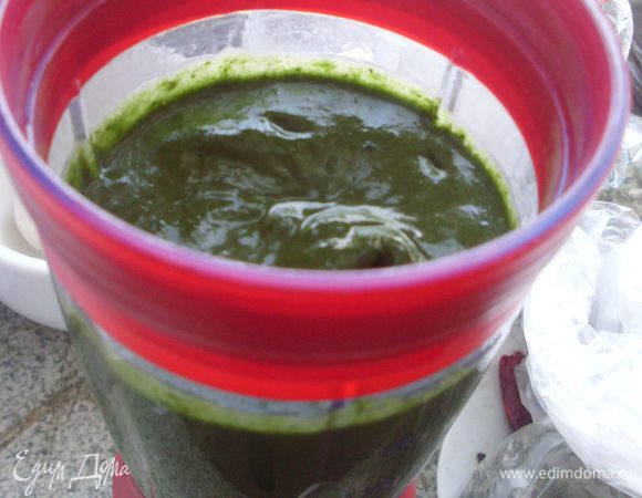 На сухой сковороде подрумянить кедровые орешки - осторожно - они очень быстро горят. Добавить орешки в блендер и немного взбить, чтобы кусочки орешков попадались в соусе.