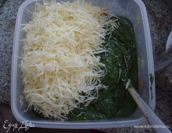 Натереть твердый сыр с выраженным вкусом (я люблю пармезан или джюгас, можно грано подано) на мелкой терке. Смешать с соусом (не взбивать, чтобы не превратить соус в замазку), посолить, в зависимости от солености сыра.