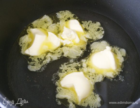 Разогреть духовку до 200 С. В небольшую кастрюлю влить воду для приготовления теста. Масло небольшими кусочками добавить в воду (лучше всего взять масло комнатной температуры). Довести воду до кипения, удостоверяясь, что масло полностью растопилось прежде, чем вода начала кипеть. Затем увеличить огонь и дать воде покипеть еще 30 секунд.