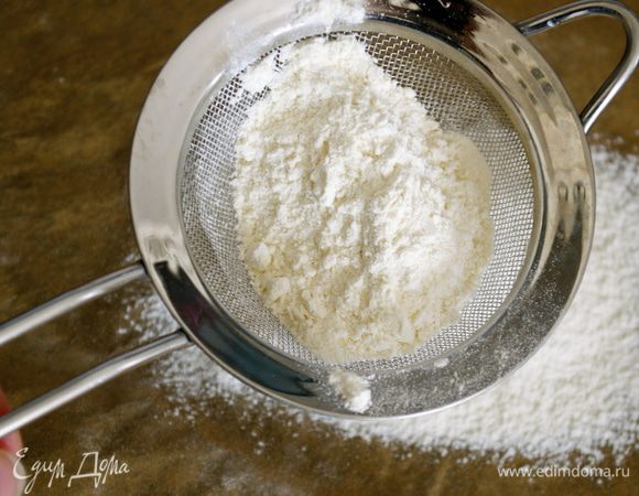 Просеять муку и соль на лист бумаги. 