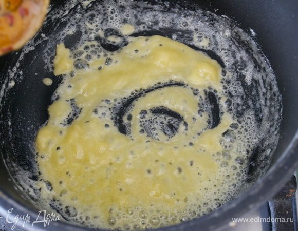 Для приготовления начинки в другой маленькой кастрюльки растопить масло и добавить муку. Жарить 1-2 минуты до бледно-желтого цвета. 