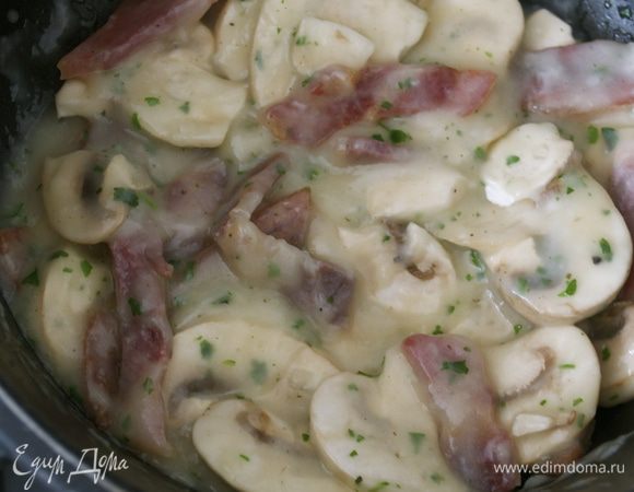 После этого положить туда нарезанные ломтиками грибы и ветчину, измельченную зелень петрушки. Перемешать и отставить в сторону. 