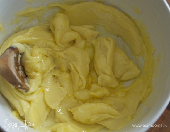 Тщательно взбивая его в перерывах между каждым добавлением (это можно делать вручную, при помощи электрического миксера либо в кухонном комбайне).  