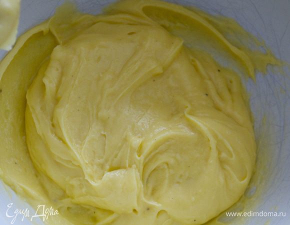 Не обязательно добавлять все яйцо. Смесь должна быть гладкой, мягкой и воздушной и сохранять форму в готовом виде. Если же смесь все-таки слишком густая, следует добавить все яйцо.  