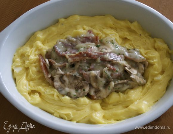 Выложить тесто в одно жаростойкое блюдо (как у меня) либо в 4 отдельных, слегка прижимая смесь ложкой к краям блюда и оставляя в центре небольшое углубление. Наполнить углубление начинкой.