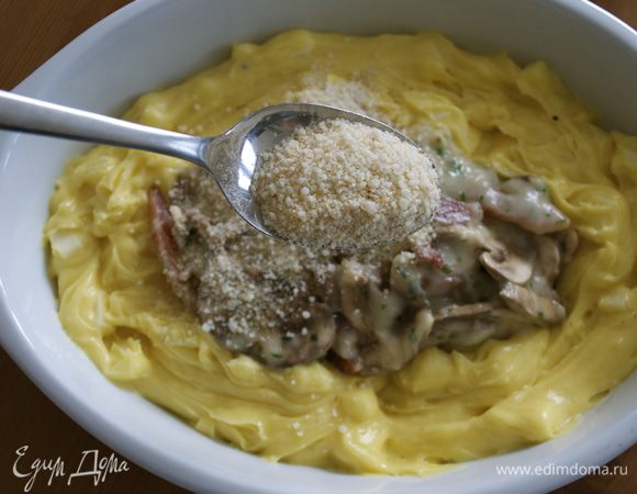 Смешать тертый сыр и панировочные сухари и присыпать этой смесью начинку.