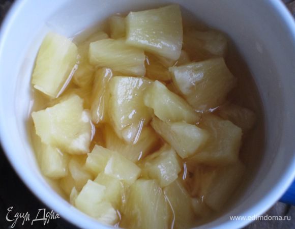 Ананас очистить и нарезать кружочками. Удалить сердцевину. Отложить 7 колец, остальные порезать кубиками и залить ромом.