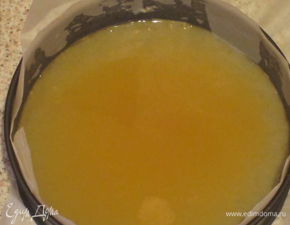 На дно  формы диаметром 24 см с пергаментом (пергамент предварительно намочить и хорошо отжать) вылить карамель.