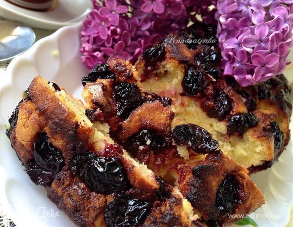 Кекс остудить. Нарезать порционно и подавать к столу.