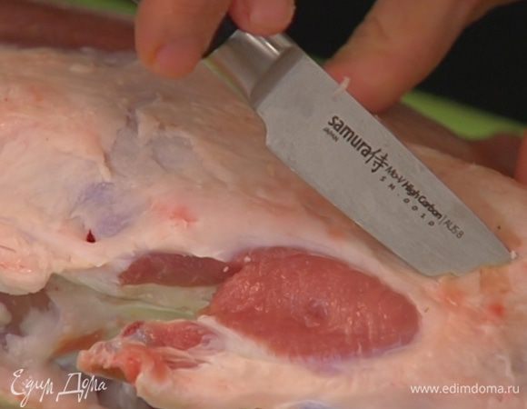 Баранью ногу вымыть, просушить, срезать лишний жир и сделать со всех сторон надрезы глубиной полсантиметра.