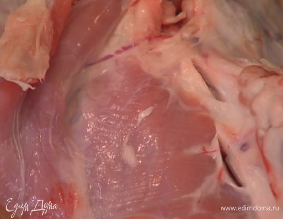 Чеснок почистить и вставить зубчики в надрезы на мясе (4 зубчика оставить).