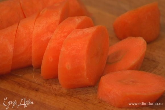 Морковь почистить и нарезать крупными кусочками.