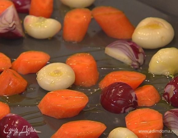 Все овощи выложить на противень, сбрызнуть 1–2 ст. ложками оливкового масла, посолить и поперчить.