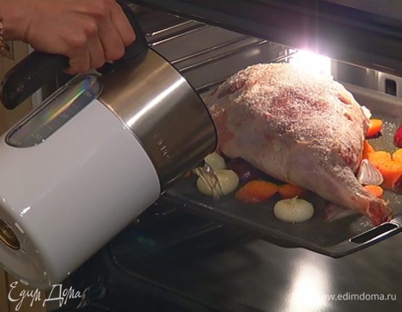 Мясо с овощами поместить в разогретую духовку, влить в противень немного горячей воды, понизить температуру до 220°С и запекать 30 минут.