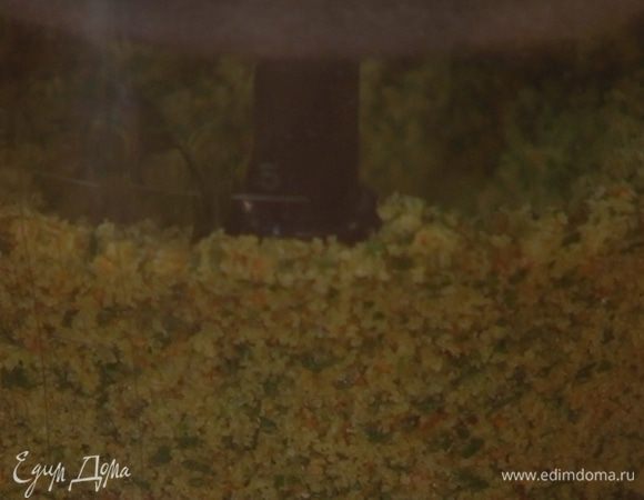 В блендер к сухарям добавить листья розмарина, петрушки и мяты, оставшийся чеснок, щепотку соли и измельчить в однородную массу, затем влить оставшееся оливковое масло и измельчить все в крошку.